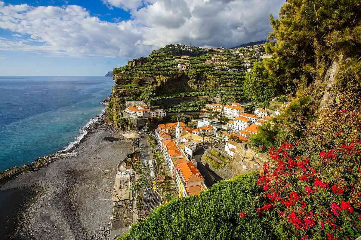 Liten by vid havet på Madeira, Portugal.