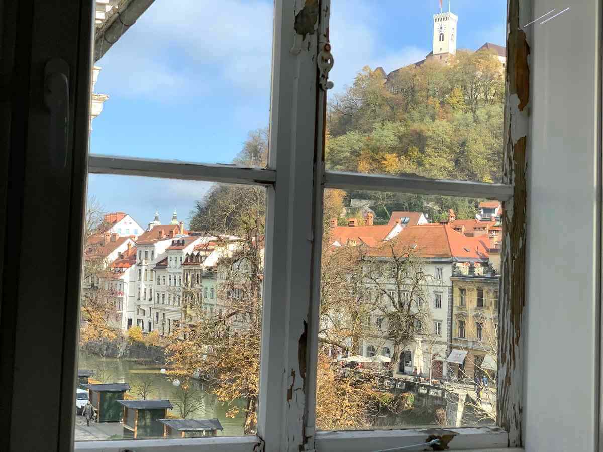 Utsikt från hotellet. Floden Ljubljanica.